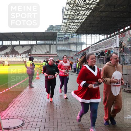 07.12.2025 - St. Pauli X-Mass-Run No. 15 Luisa Fischer http://msf.ph/oto/9388554 07.12.2025 11:53:47 Ziel 2735, 3006, 2966, 9, 104, 524, 1238, 1239, 1289, 1290, 1467, 1592, 1803, 2685, 2735, 2966, 3006, 3355, 3356, 3749, 3750, 4248 meine-sportfotos.de
