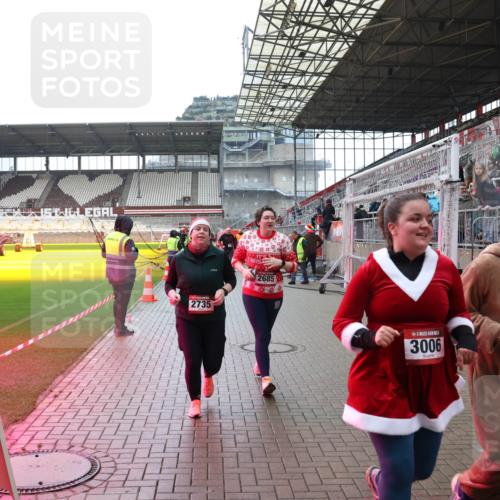07.12.2025 - St. Pauli X-Mass-Run No. 15 Luisa Fischer http://msf.ph/oto/9388556 07.12.2025 11:53:48 Ziel 2735, 2685, 3006, 66, 104, 524, 1238, 1239, 1289, 1290, 1467, 1592, 1803, 2685, 2735, 2966, 3006, 3355, 3356, 3749, 3750, 4248 meine-sportfotos.de