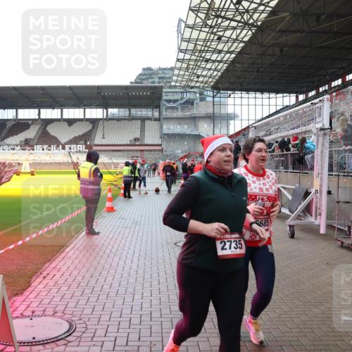 07.12.2025 - St. Pauli X-Mass-Run No. 15 Luisa Fischer http://msf.ph/oto/9388560 07.12.2025 11:53:49 Ziel 2735, 685, 4, 104, 524, 1238, 1239, 1289, 1290, 1467, 1592, 1803, 2685, 2735, 2966, 3006, 3355, 3356, 3749, 3750, 4248 meine-sportfotos.de