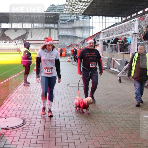 07.12.2025 - St. Pauli X-Mass-Run No. 15 Luisa Fischer http://msf.ph/oto/9388561 07.12.2025 11:54:01 Ziel 1290, 1289, 104, 287, 524, 1238, 1239, 1289, 1290, 2685, 2735, 2966, 3249, 3355, 3356, 3507, 3510, 4248 meine-sportfotos.de