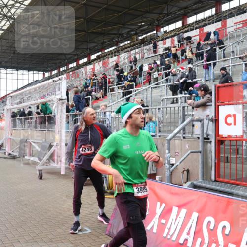 07.12.2025 - St. Pauli X-Mass-Run No. 15 Luisa Fischer http://msf.ph/oto/9388569 07.12.2025 11:54:38 Ziel 3748, 4248, 1, 3989, 283, 287, 2229, 2625, 2626, 2629, 2759, 2775, 2963, 2970, 3031, 3247, 3249, 3418, 3446, 3507, 3510, 3989 meine-sportfotos.de