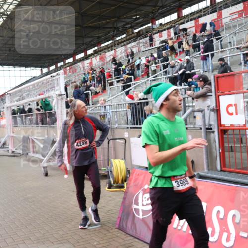 07.12.2025 - St. Pauli X-Mass-Run No. 15 Luisa Fischer http://msf.ph/oto/9388570 07.12.2025 11:54:39 Ziel 4248, 292, 3959, 283, 287, 2229, 2625, 2626, 2629, 2759, 2775, 2778, 2963, 2970, 3031, 3247, 3249, 3418, 3446, 3507, 3510, 3989 meine-sportfotos.de
