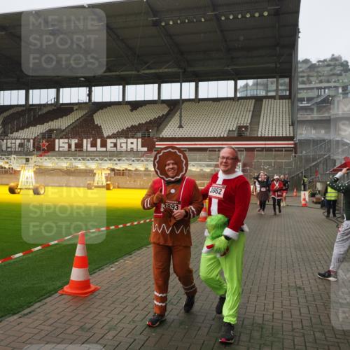 07.12.2025 - St. Pauli X-Mass-Run No. 15 Fabian Wolf http://msf.ph/oto/9388571 07.12.2025 10:20:01 Ziel 1364, 1903, 2238, 2751, 3846, 3871, 3893 meine-sportfotos.de