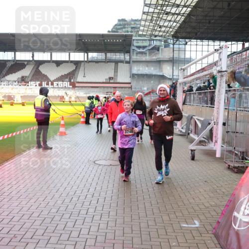 07.12.2025 - St. Pauli X-Mass-Run No. 15 Luisa Fischer http://msf.ph/oto/9388574 07.12.2025 11:54:43 Ziel 3748, 3749, 283, 287, 1331, 1784, 2229, 2625, 2626, 2629, 2759, 2775, 2778, 2782, 2783, 2963, 2970, 3031, 3247, 3249, 3418, 3446, 3507, 3510, 3989 meine-sportfotos.de