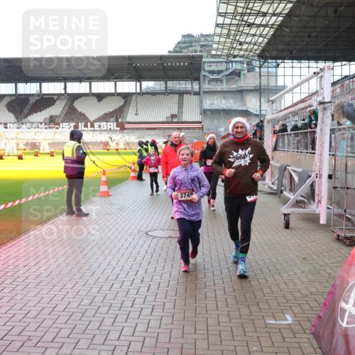 07.12.2025 - St. Pauli X-Mass-Run No. 15 Luisa Fischer http://msf.ph/oto/9388576 07.12.2025 11:54:44 Ziel 3749, 37, 283, 287, 1331, 1784, 2229, 2625, 2626, 2629, 2759, 2775, 2778, 2782, 2783, 2963, 2970, 3031, 3247, 3249, 3418, 3446, 3507, 3510, 3989 meine-sportfotos.de