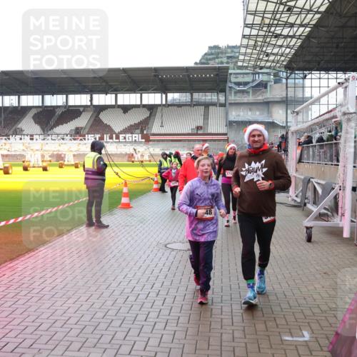 07.12.2025 - St. Pauli X-Mass-Run No. 15 Luisa Fischer http://msf.ph/oto/9388577 07.12.2025 11:54:44 Ziel 2629, 48, 374, 283, 287, 1331, 1784, 2229, 2625, 2626, 2629, 2759, 2775, 2778, 2782, 2783, 2963, 2970, 3031, 3247, 3249, 3418, 3446, 3507, 3510, 3989 meine-sportfotos.de