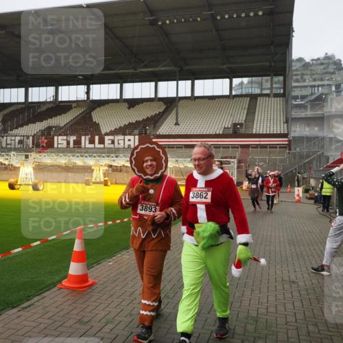 07.12.2025 - St. Pauli X-Mass-Run No. 15 Fabian Wolf http://msf.ph/oto/9388579 07.12.2025 10:20:02 Ziel 1364, 1553, 1903, 2238, 2751, 3846, 3871, 3893 meine-sportfotos.de