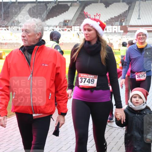 07.12.2025 - St. Pauli X-Mass-Run No. 15 Luisa Fischer http://msf.ph/oto/9388585 07.12.2025 11:54:48 Ziel 15, 3749, 2625, 283, 333, 1331, 1784, 2229, 2625, 2626, 2629, 2759, 2775, 2778, 2782, 2783, 2963, 2970, 3031, 3247, 3418, 3446, 3989 meine-sportfotos.de