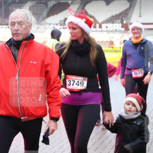 07.12.2025 - St. Pauli X-Mass-Run No. 15 Luisa Fischer http://msf.ph/oto/9388586 07.12.2025 11:54:49 Ziel 2625, 3749, 283, 333, 1331, 1784, 2229, 2625, 2626, 2629, 2759, 2775, 2778, 2782, 2783, 2963, 2970, 3031, 3247, 3418, 3446, 3989 meine-sportfotos.de