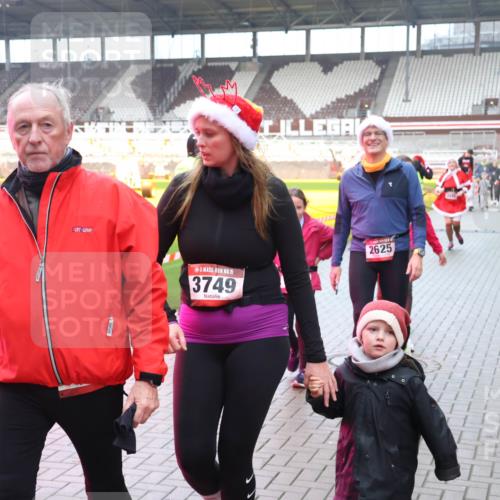 07.12.2025 - St. Pauli X-Mass-Run No. 15 Luisa Fischer http://msf.ph/oto/9388588 07.12.2025 11:54:49 Ziel 15, 3749, 2625, 283, 333, 1331, 1784, 2229, 2625, 2626, 2629, 2759, 2775, 2778, 2782, 2783, 2963, 2970, 3031, 3247, 3418, 3446, 3989 meine-sportfotos.de