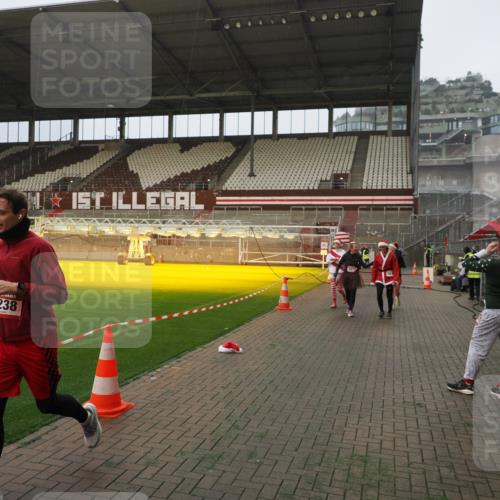 07.12.2025 - St. Pauli X-Mass-Run No. 15 Fabian Wolf http://msf.ph/oto/9388594 07.12.2025 10:20:04 Ziel 1364, 1553, 1903, 2238, 2751, 3846, 3871, 3893, 4042, 4071 meine-sportfotos.de