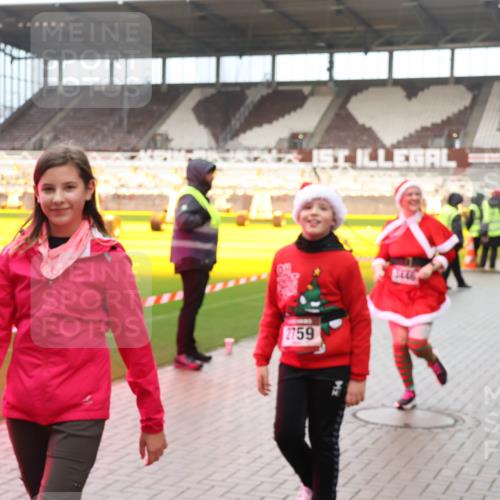 07.12.2025 - St. Pauli X-Mass-Run No. 15 Luisa Fischer http://msf.ph/oto/9388598 07.12.2025 11:54:53 Ziel 2759, 333, 1331, 1784, 2229, 2625, 2626, 2629, 2759, 2775, 2778, 2782, 2783, 2963, 2970, 3031, 3247, 3418, 3446, 3989 meine-sportfotos.de