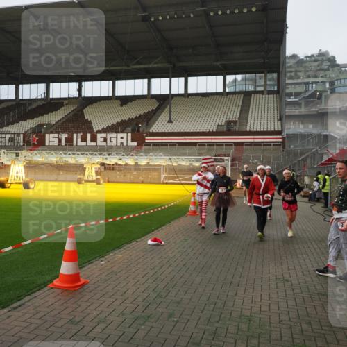 07.12.2025 - St. Pauli X-Mass-Run No. 15 Fabian Wolf http://msf.ph/oto/9388604 07.12.2025 10:20:06 Ziel 459, 1364, 1553, 1903, 2238, 2751, 3846, 3871, 3893, 4042, 4071 meine-sportfotos.de