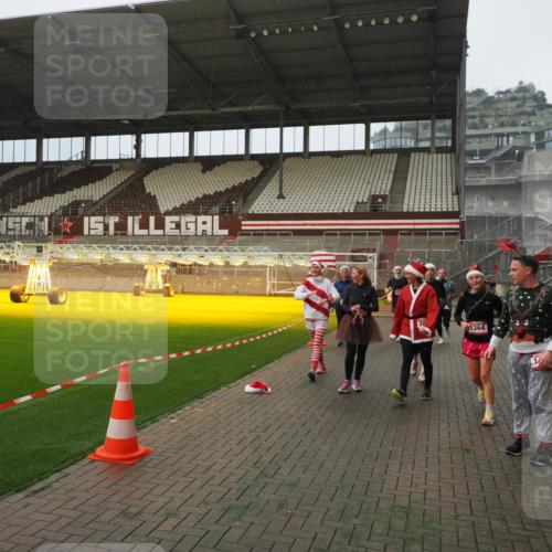 07.12.2025 - St. Pauli X-Mass-Run No. 15 Fabian Wolf http://msf.ph/oto/9388621 07.12.2025 10:20:07 Ziel 459, 1364, 1553, 1903, 2238, 2751, 3846, 3871, 3893, 4042, 4071 meine-sportfotos.de