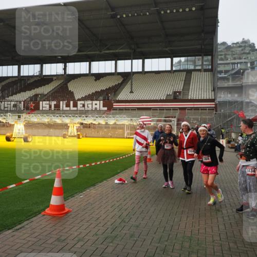 07.12.2025 - St. Pauli X-Mass-Run No. 15 Fabian Wolf http://msf.ph/oto/9388624 07.12.2025 10:20:08 Ziel 459, 1364, 1553, 1903, 2238, 2751, 2855, 3846, 3871, 3893, 4042, 4071, 4503 meine-sportfotos.de