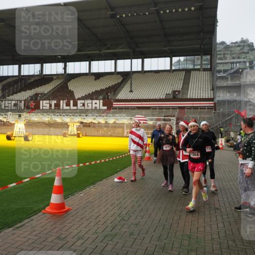 07.12.2025 - St. Pauli X-Mass-Run No. 15 Fabian Wolf http://msf.ph/oto/9388627 07.12.2025 10:20:08 Ziel 459, 1364, 1553, 1903, 2238, 2751, 2855, 3846, 3871, 3893, 4042, 4071, 4503 meine-sportfotos.de