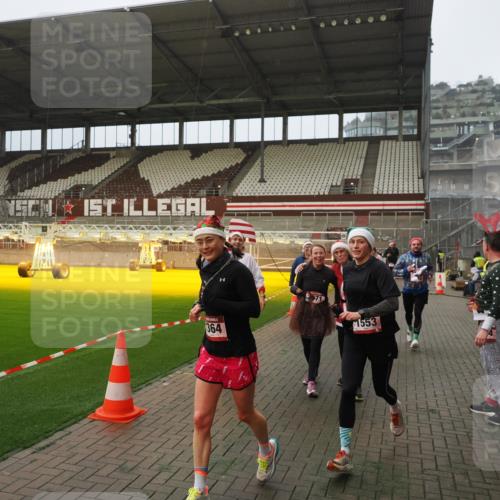 07.12.2025 - St. Pauli X-Mass-Run No. 15 Fabian Wolf http://msf.ph/oto/9388647 07.12.2025 10:20:09 Ziel 459, 1364, 1553, 1903, 2238, 2751, 2855, 3846, 3871, 3893, 4042, 4071, 4503 meine-sportfotos.de