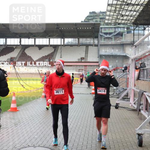 07.12.2025 - St. Pauli X-Mass-Run No. 15 Luisa Fischer http://msf.ph/oto/9388659 07.12.2025 11:55:48 Ziel 3611, 3418, 299, 1131, 1132, 1448, 1535, 1657, 1720, 1835, 2671, 3611, 3991, 4013, 4785 meine-sportfotos.de
