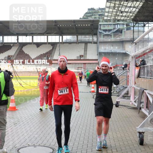07.12.2025 - St. Pauli X-Mass-Run No. 15 Luisa Fischer http://msf.ph/oto/9388661 07.12.2025 11:55:49 Ziel 2671, 3611, 3418, 299, 1131, 1132, 1448, 1535, 1657, 1720, 1835, 2671, 3611, 3991, 4013, 4785 meine-sportfotos.de