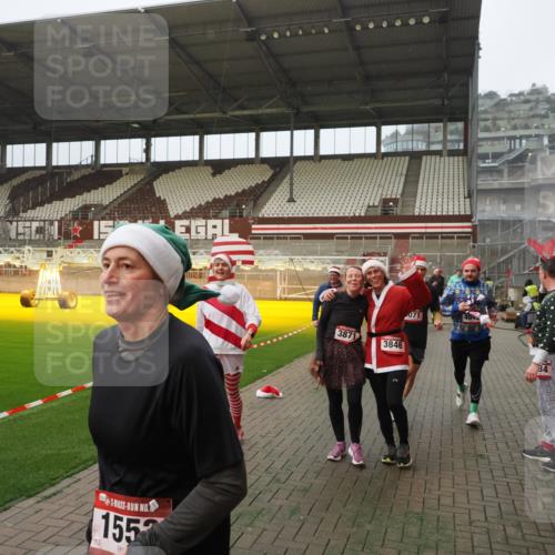 07.12.2025 - St. Pauli X-Mass-Run No. 15 Fabian Wolf http://msf.ph/oto/9388663 07.12.2025 10:20:10 Ziel 459, 1364, 1553, 1903, 2238, 2751, 2855, 3846, 3871, 3893, 4042, 4071, 4503 meine-sportfotos.de