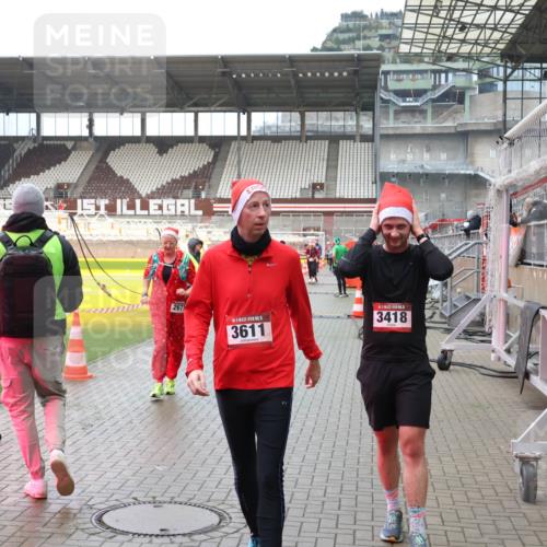 07.12.2025 - St. Pauli X-Mass-Run No. 15 Luisa Fischer http://msf.ph/oto/9388664 07.12.2025 11:55:49 Ziel 2671, 15, 3611, 3418, 299, 1131, 1132, 1448, 1535, 1657, 1720, 1835, 2671, 3611, 3991, 4013, 4785 meine-sportfotos.de