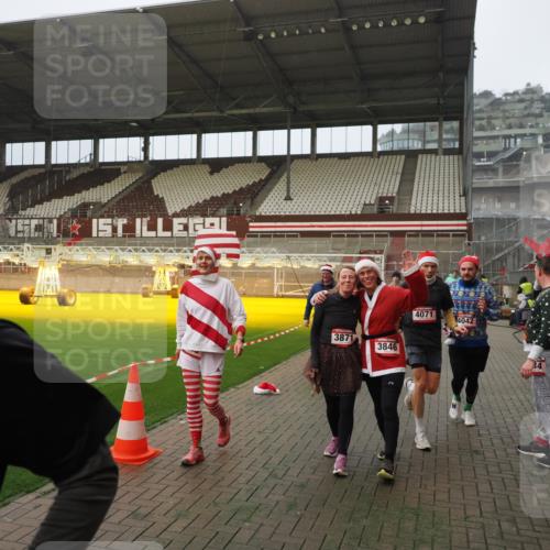 07.12.2025 - St. Pauli X-Mass-Run No. 15 Fabian Wolf http://msf.ph/oto/9388667 07.12.2025 10:20:10 Ziel 459, 1364, 1553, 1903, 2238, 2751, 2855, 3846, 3871, 3893, 4042, 4071, 4503 meine-sportfotos.de