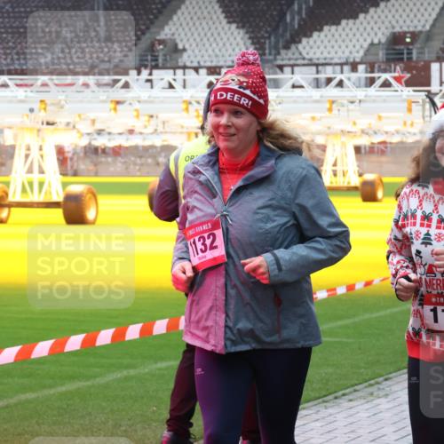 07.12.2025 - St. Pauli X-Mass-Run No. 15 Luisa Fischer http://msf.ph/oto/9388682 07.12.2025 11:56:17 Ziel 15, 132, 15, 11314, 294, 299, 1030, 1042, 1131, 1132, 1535, 1835, 2077, 2094, 2455, 3499, 3502, 3611, 3802, 4013, 4785 meine-sportfotos.de