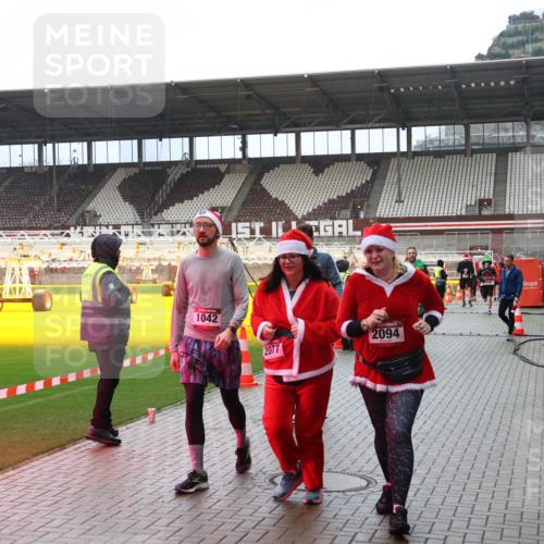 07.12.2025 - St. Pauli X-Mass-Run No. 15 Luisa Fischer http://msf.ph/oto/9388717 07.12.2025 11:56:39 Ziel 1042, 2077, 2094, 294, 1030, 1042, 1088, 1144, 2077, 2094, 2455, 3007, 3496, 3498, 3499, 3502, 3511, 3802, 3900 meine-sportfotos.de