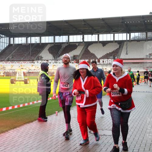 07.12.2025 - St. Pauli X-Mass-Run No. 15 Luisa Fischer http://msf.ph/oto/9388718 07.12.2025 11:56:39 Ziel 1042, 2077, 2094, 294, 1030, 1042, 1088, 1144, 2077, 2094, 2455, 3007, 3496, 3498, 3499, 3502, 3511, 3802, 3900 meine-sportfotos.de