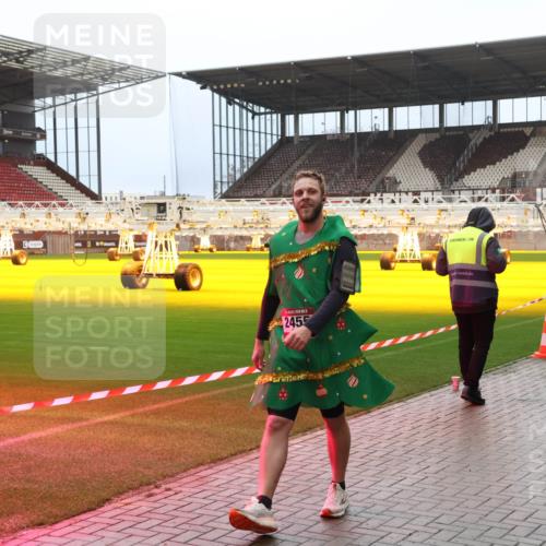 07.12.2025 - St. Pauli X-Mass-Run No. 15 Luisa Fischer http://msf.ph/oto/9388736 07.12.2025 11:56:50 Ziel 2455, 1030, 1042, 1088, 1144, 2077, 2094, 2455, 2929, 2932, 3007, 3433, 3496, 3498, 3499, 3502, 3511, 3802, 3842, 3843, 3844, 3900 meine-sportfotos.de