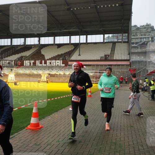 07.12.2025 - St. Pauli X-Mass-Run No. 15 Fabian Wolf http://msf.ph/oto/9388743 07.12.2025 10:20:15 Ziel 459, 1364, 1553, 1903, 2238, 2751, 2855, 3846, 3871, 4042, 4071, 4503, 4523 meine-sportfotos.de