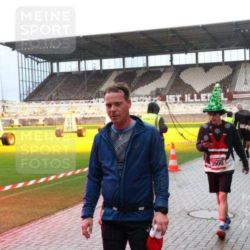 07.12.2025 - St. Pauli X-Mass-Run No. 15 Luisa Fischer http://msf.ph/oto/9388744 07.12.2025 11:56:54 Ziel 3900, 4144, 1030, 1088, 1144, 2455, 2596, 2598, 2599, 2929, 2932, 3007, 3433, 3496, 3498, 3499, 3502, 3511, 3802, 3842, 3843, 3844, 3900, 4172, 4174 meine-sportfotos.de