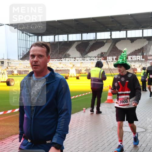 07.12.2025 - St. Pauli X-Mass-Run No. 15 Luisa Fischer http://msf.ph/oto/9388746 07.12.2025 11:56:55 Ziel 3900, 6144, 1030, 1088, 1144, 2455, 2596, 2598, 2599, 2929, 2932, 3007, 3433, 3496, 3498, 3499, 3502, 3511, 3802, 3842, 3843, 3844, 3900, 4172, 4174 meine-sportfotos.de