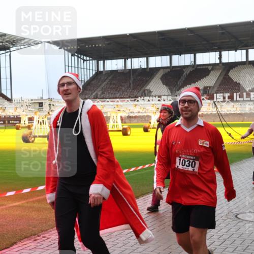 07.12.2025 - St. Pauli X-Mass-Run No. 15 Luisa Fischer http://msf.ph/oto/9388766 07.12.2025 11:57:07 Ziel 1030, 3, 99, 3498, 1088, 1271, 2596, 2598, 2599, 2824, 2825, 2826, 2929, 2932, 3007, 3383, 3433, 3459, 3496, 3498, 3511, 3842, 3843, 3844, 3900, 4172, 4174 meine-sportfotos.de