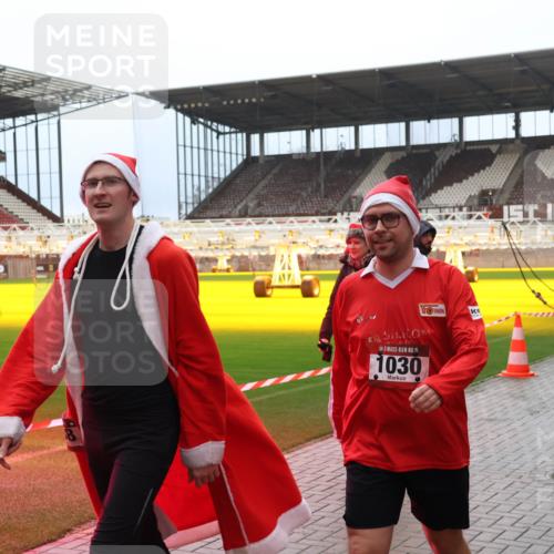 07.12.2025 - St. Pauli X-Mass-Run No. 15 Luisa Fischer http://msf.ph/oto/9388768 07.12.2025 11:57:07 Ziel 1030, 3999, 3498, 1088, 1271, 2596, 2598, 2599, 2824, 2825, 2826, 2929, 2932, 3007, 3383, 3433, 3459, 3496, 3498, 3511, 3842, 3843, 3844, 3900, 4172, 4174 meine-sportfotos.de