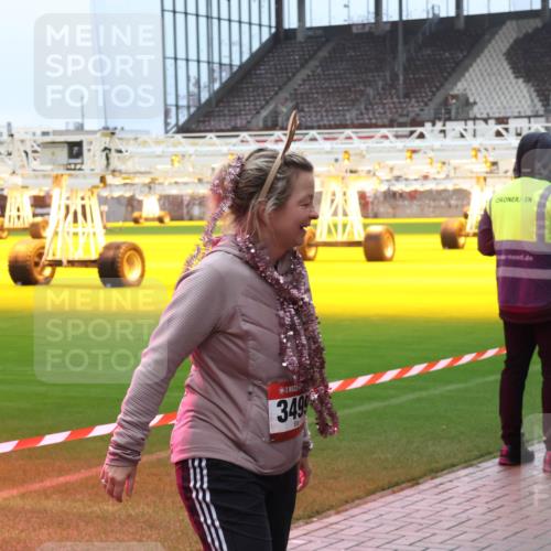 07.12.2025 - St. Pauli X-Mass-Run No. 15 Luisa Fischer http://msf.ph/oto/9388775 07.12.2025 11:57:14 Ziel 3499, 722, 1088, 1271, 1836, 1877, 2496, 2596, 2598, 2599, 2824, 2825, 2826, 2929, 2932, 3007, 3383, 3433, 3459, 3496, 3498, 3511, 3842, 3843, 3844, 3900, 4172, 4174 meine-sportfotos.de