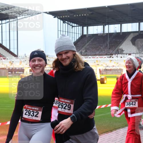 07.12.2025 - St. Pauli X-Mass-Run No. 15 Luisa Fischer http://msf.ph/oto/9388811 07.12.2025 11:57:37 Ziel 1, 15, 2932, 5, 82929, 3842, 8843, 722, 1271, 1327, 1836, 1877, 2496, 2596, 2598, 2599, 2811, 2824, 2825, 2826, 3383, 3459, 4125, 4172, 4174 meine-sportfotos.de