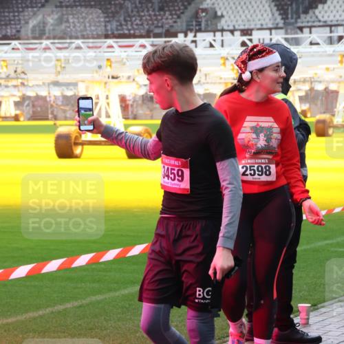 07.12.2025 - St. Pauli X-Mass-Run No. 15 Luisa Fischer http://msf.ph/oto/9388825 07.12.2025 11:57:42 Ziel 15, 3459, 15, 2598, 15, 2596, 722, 1271, 1327, 1836, 1877, 2496, 2811, 2824, 2825, 2826, 3383, 3444, 3452, 3459, 4125, 4172, 4174 meine-sportfotos.de