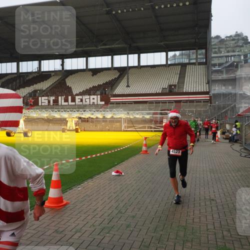 07.12.2025 - St. Pauli X-Mass-Run No. 15 Fabian Wolf http://msf.ph/oto/9388837 07.12.2025 10:20:23 Ziel 447, 452, 459, 461, 478, 2187, 2855, 3473, 3832, 4042, 4071, 4116, 4503, 4523 meine-sportfotos.de
