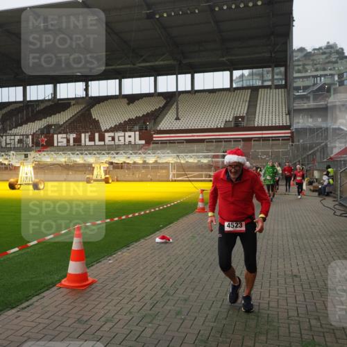 07.12.2025 - St. Pauli X-Mass-Run No. 15 Fabian Wolf http://msf.ph/oto/9388839 07.12.2025 10:20:23 Ziel 447, 452, 459, 461, 478, 2187, 2855, 3473, 3832, 4042, 4071, 4116, 4503, 4523 meine-sportfotos.de