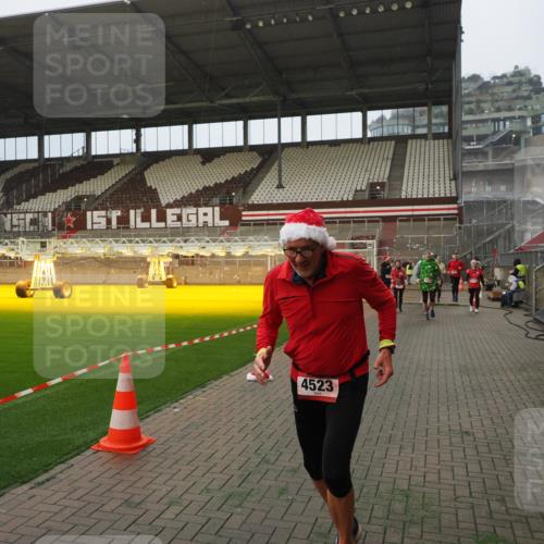 07.12.2025 - St. Pauli X-Mass-Run No. 15 Fabian Wolf http://msf.ph/oto/9388846 07.12.2025 10:20:24 Ziel 447, 452, 459, 461, 478, 2187, 2855, 3473, 3832, 4116, 4503, 4523 meine-sportfotos.de
