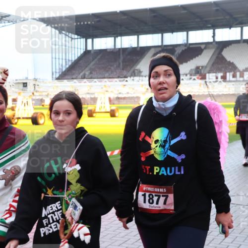 07.12.2025 - St. Pauli X-Mass-Run No. 15 Luisa Fischer http://msf.ph/oto/9388848 07.12.2025 11:57:47 Ziel 15, 1877, 4174, 722, 1271, 1327, 1836, 1877, 2228, 2496, 2811, 2825, 2826, 3383, 3444, 3452, 3480, 3847, 3852, 3993, 4125 meine-sportfotos.de