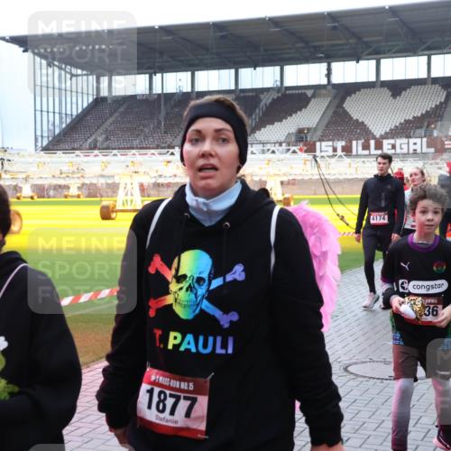 07.12.2025 - St. Pauli X-Mass-Run No. 15 Luisa Fischer http://msf.ph/oto/9388849 07.12.2025 11:57:47 Ziel 4174, 36, 15, 1877, 722, 1271, 1327, 1836, 1877, 2228, 2496, 2811, 2825, 2826, 3383, 3444, 3452, 3480, 3847, 3852, 3993, 4125 meine-sportfotos.de