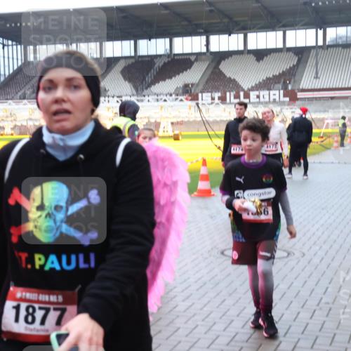 07.12.2025 - St. Pauli X-Mass-Run No. 15 Luisa Fischer http://msf.ph/oto/9388851 07.12.2025 11:57:48 Ziel 1877, 4174, 4172, 86, 2496, 722, 1271, 1327, 1836, 1877, 2228, 2496, 2811, 2825, 2826, 3383, 3444, 3452, 3480, 3847, 3852, 3993, 4125 meine-sportfotos.de