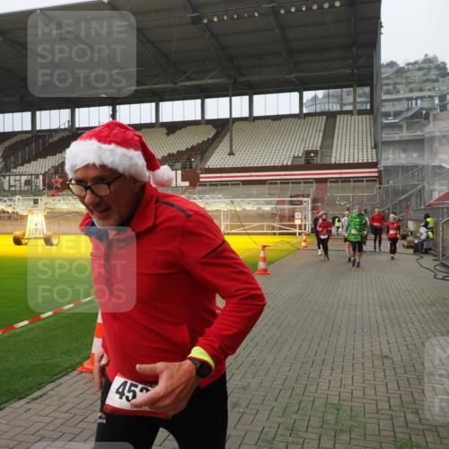 07.12.2025 - St. Pauli X-Mass-Run No. 15 Fabian Wolf http://msf.ph/oto/9388854 07.12.2025 10:20:24 Ziel 447, 452, 459, 461, 478, 2187, 2855, 3473, 3832, 4116, 4503, 4523 meine-sportfotos.de