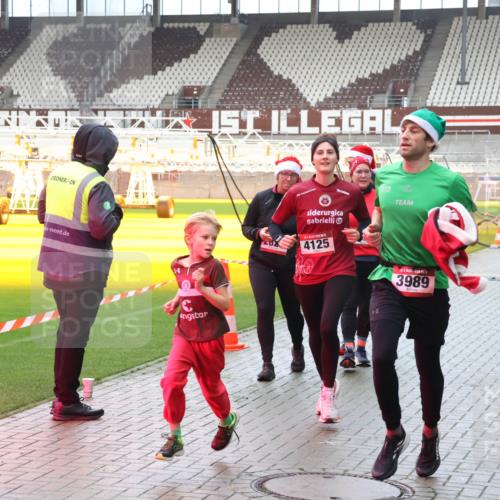 07.12.2025 - St. Pauli X-Mass-Run No. 15 Luisa Fischer http://msf.ph/oto/9388870 07.12.2025 11:57:58 Ziel 4125, 3989, 2811, 1327, 1836, 1877, 2228, 2496, 2811, 3444, 3452, 3480, 3847, 3852, 3993, 4125 meine-sportfotos.de