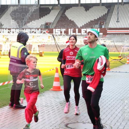 07.12.2025 - St. Pauli X-Mass-Run No. 15 Luisa Fischer http://msf.ph/oto/9388871 07.12.2025 11:57:58 Ziel 4125, 39, 2811, 1327, 1836, 1877, 2228, 2496, 2811, 3444, 3452, 3480, 3847, 3852, 3993, 4125 meine-sportfotos.de
