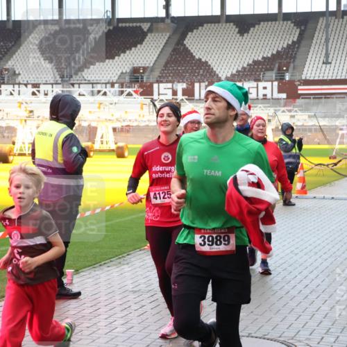07.12.2025 - St. Pauli X-Mass-Run No. 15 Luisa Fischer http://msf.ph/oto/9388872 07.12.2025 11:57:58 Ziel 1, 4125, 5, 3989, 2811, 1327, 1836, 1877, 2228, 2496, 2811, 3444, 3452, 3480, 3847, 3852, 3993, 4125 meine-sportfotos.de