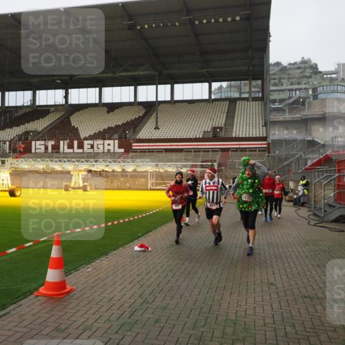 07.12.2025 - St. Pauli X-Mass-Run No. 15 Fabian Wolf http://msf.ph/oto/9388873 07.12.2025 10:20:27 Ziel 447, 452, 461, 478, 2187, 2855, 3473, 3832, 4116, 4490, 4503, 4523 meine-sportfotos.de