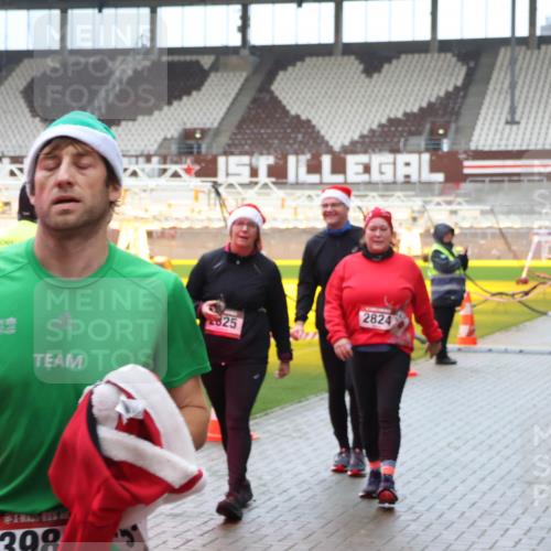 07.12.2025 - St. Pauli X-Mass-Run No. 15 Luisa Fischer http://msf.ph/oto/9388875 07.12.2025 11:57:59 Ziel 398, 825, 2824, 1327, 1836, 1877, 2228, 2496, 2811, 3444, 3452, 3480, 3847, 3852, 3993, 4125 meine-sportfotos.de